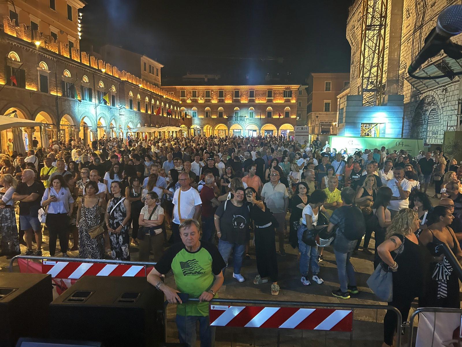 Straordinario successo per 'Amici per Sempre', Piazza del Popolo gremita per il Tributo ai Pooh