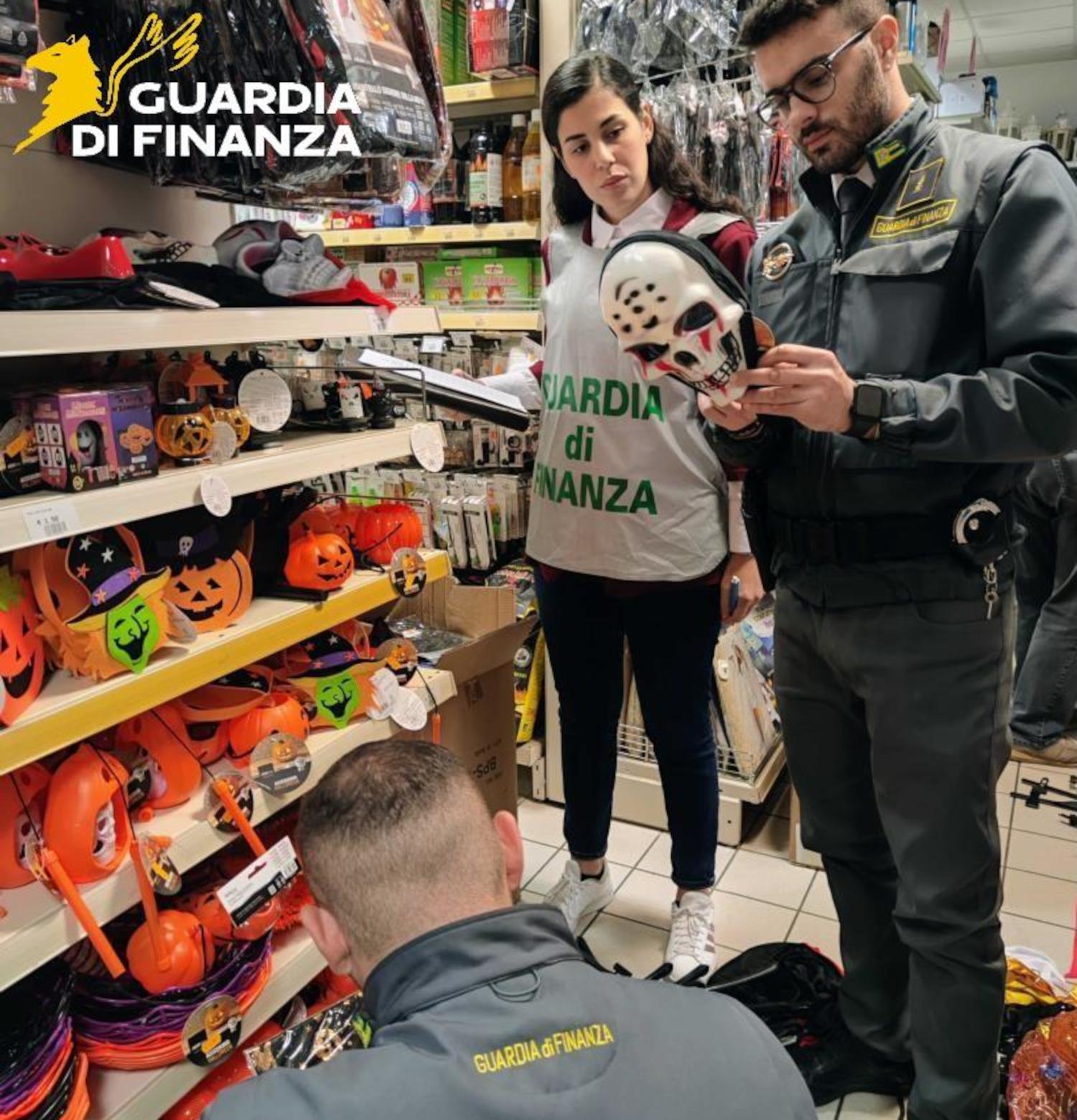 Halloween. Sequestrati dalle Fiamme Gialle picene  365 mila giocattoli pericolosi per i bambini