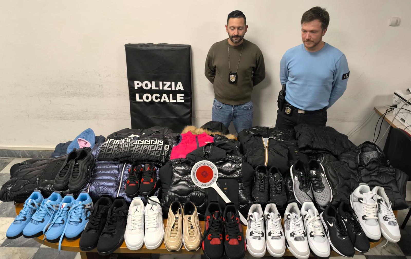 il N.O.S.U. (Nucleo Operativo Sicurezza Urbana) della polizia locale di Ascoli Piceno ha provveduto al sequestro di circa 40 capi di abbigliamento contraffatto