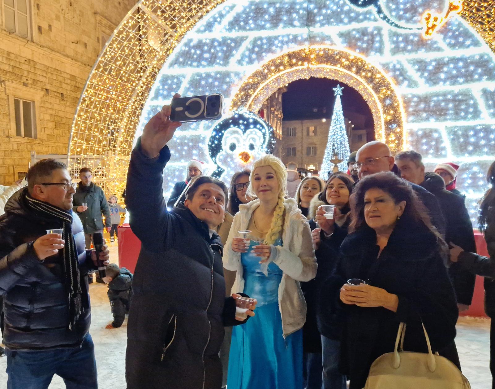 L'inaugurazione del palaghiaccio a Piazza Arringo apre il clima natalizio