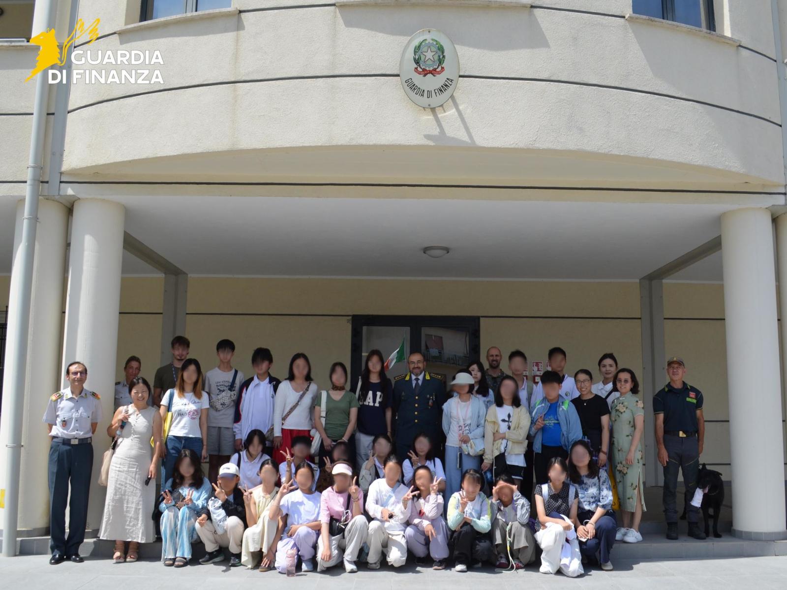 Un gruppo di studenti cinesi provenienti dalla città di Taicang ha visitato il Comando provinciale della Guardia di finanza di Macerata