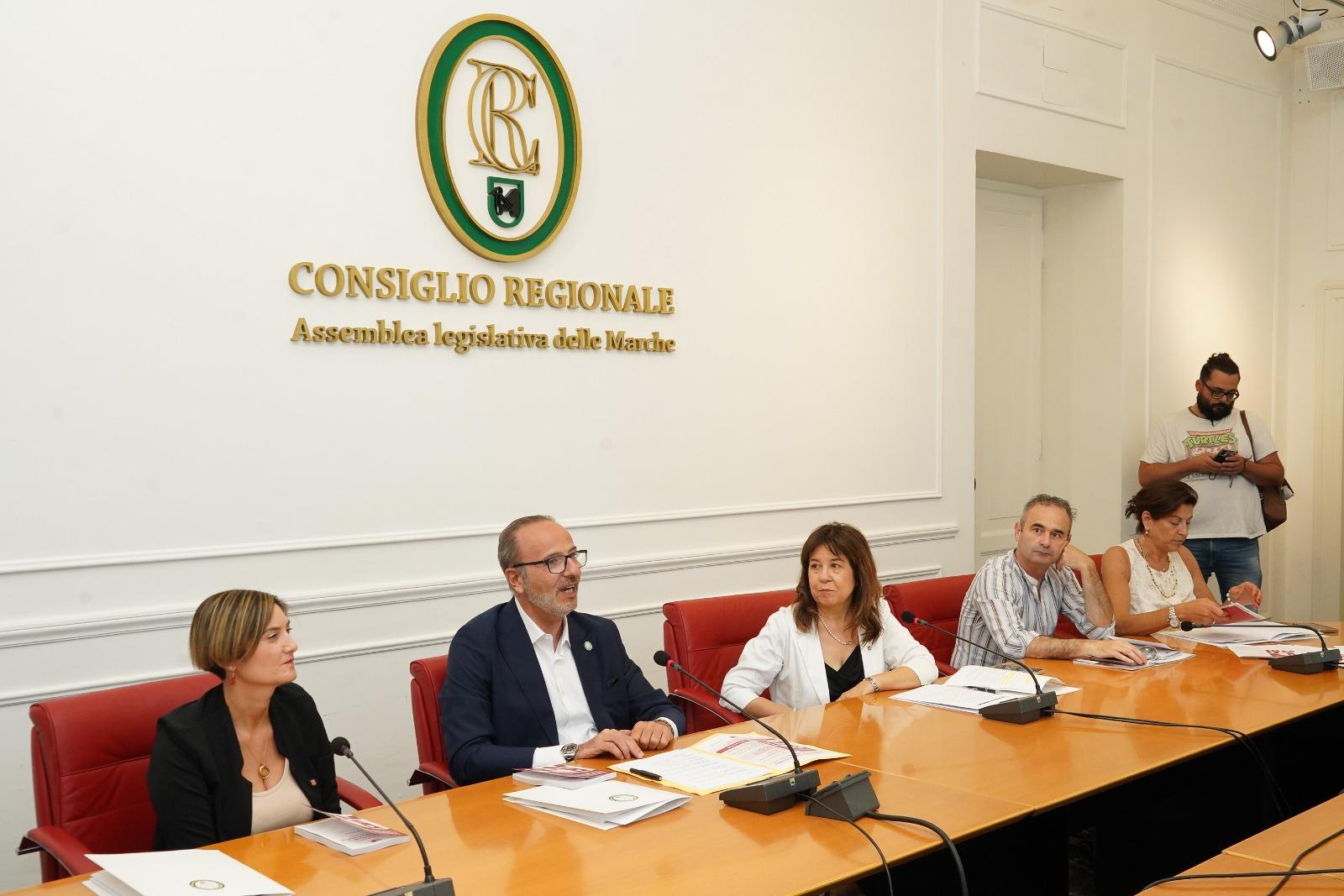 Una guida per scoprire senza auto i borghi più belli delle Marche 