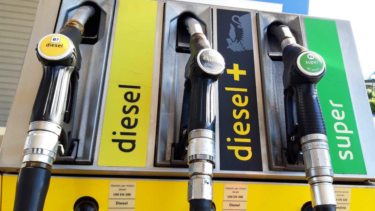 Caro carburanti, per gasolio e benzina extra costo da un miliardo a luglio