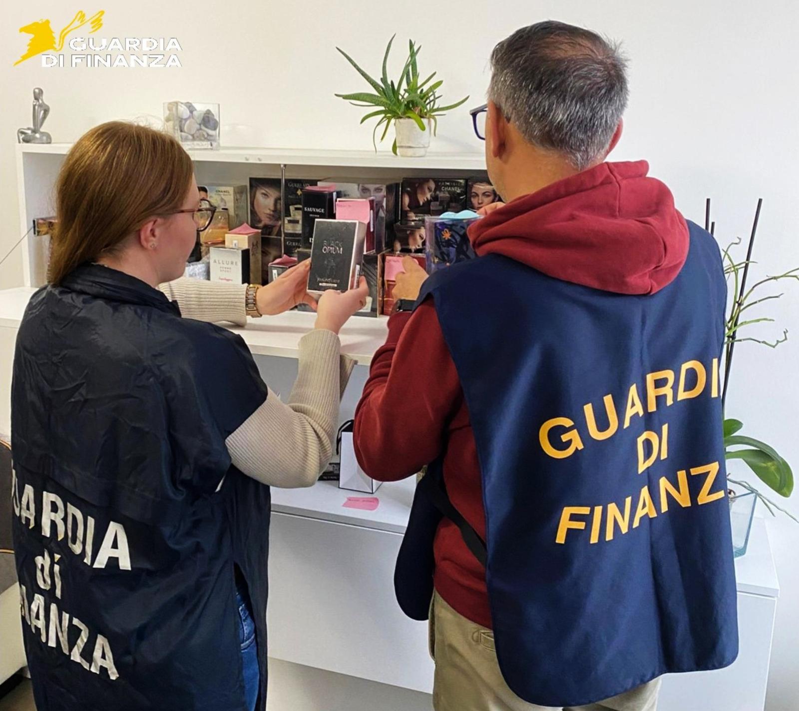 Le Fiamme gialle sequestrano profumi e cosmetici firmati contraffatti, oltre 200 confezioni di note griffe