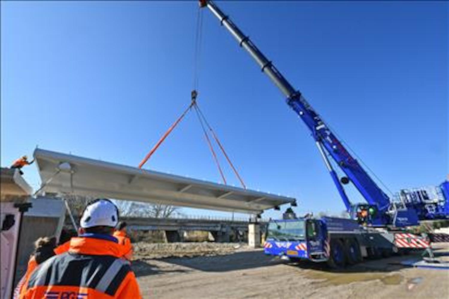 Ciclovia adriatica, posati i primi conci del ponte sul Chienti 