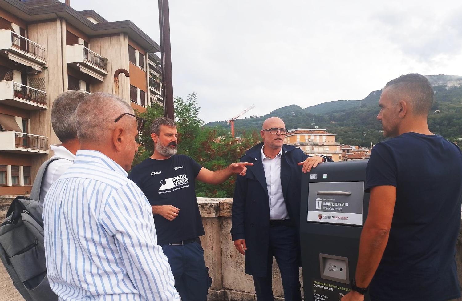 Ascoli, un nuovo cestino intelligente che compatta i rifiuti fino a 7 volte