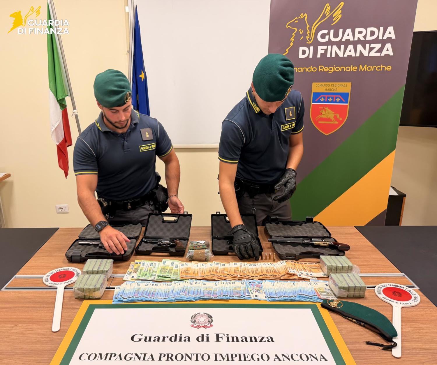 Le Fiamme gialle arrestano due corrieri di droga trovati in possesso di 26 panetti di sostanza stupefacente, 4 armi da fuoco e munizioni