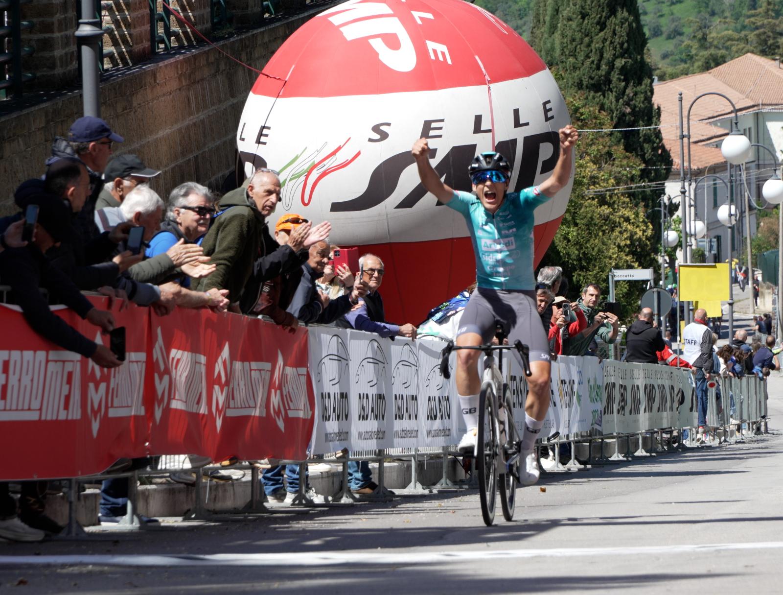 Giro d’Abruzzo Juniores 2026: guizzo vincente in solitaria e primato nella generale per il marchigiano Alessandro Battistoni a Manoppello