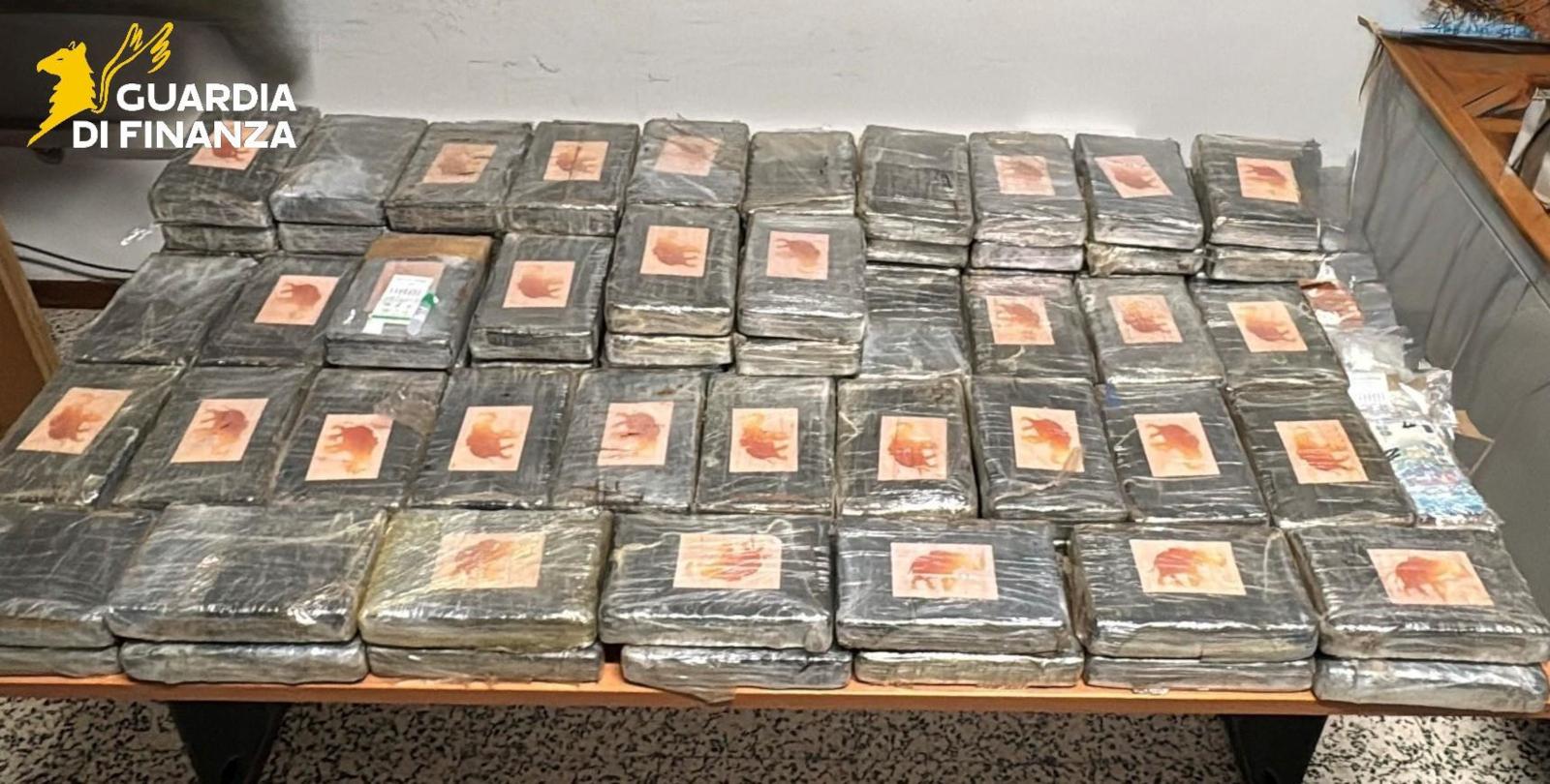 Le Fiamme gialle arrestano tre soggetti e sequestrano oltre 111 chili di cocaina purissima