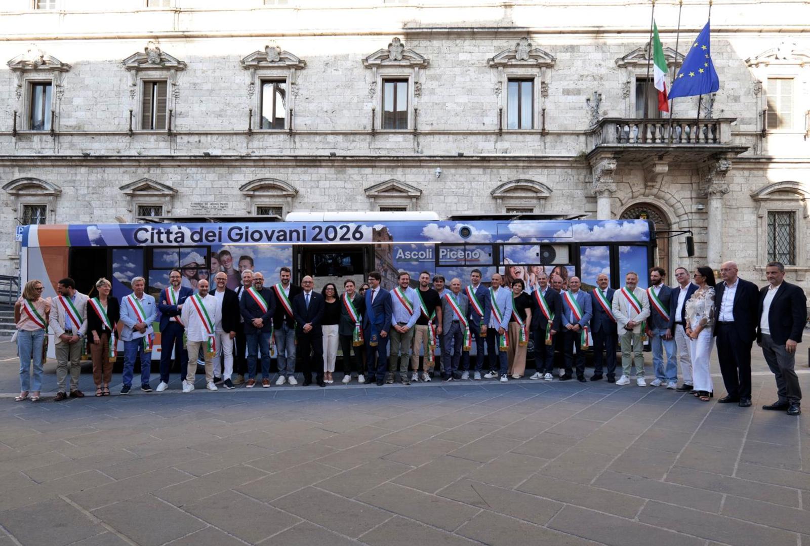 Ascoli Piceno Città Italiana dei Giovani 2026: presentato il ‘Pullman del futuro’