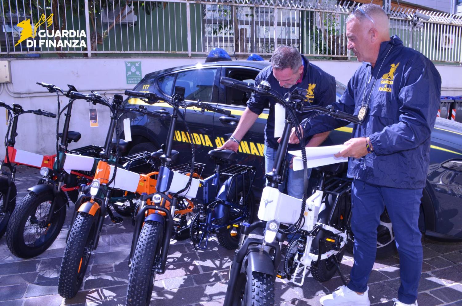 Le fiamme gialle sequestrano 96 e-bike insicure e denunciano un imprenditore  