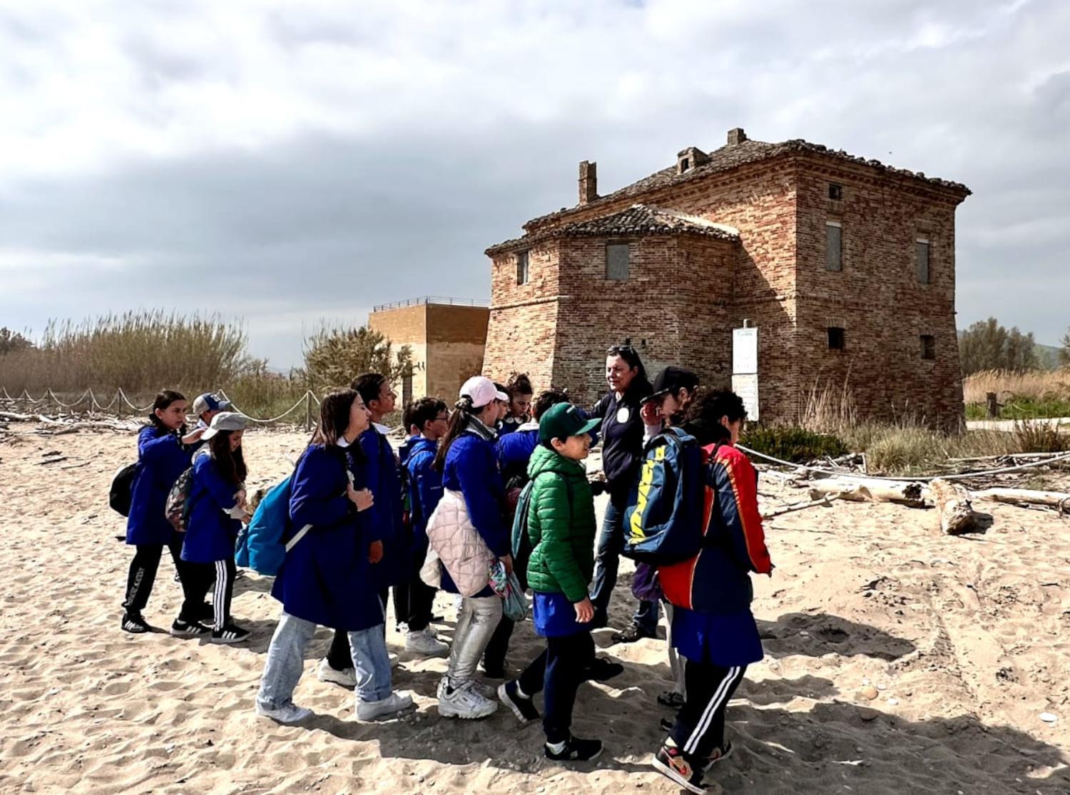 Educazione ambientale sul campo: gli alunni di Grottammare in visita alla Riserva Sentina