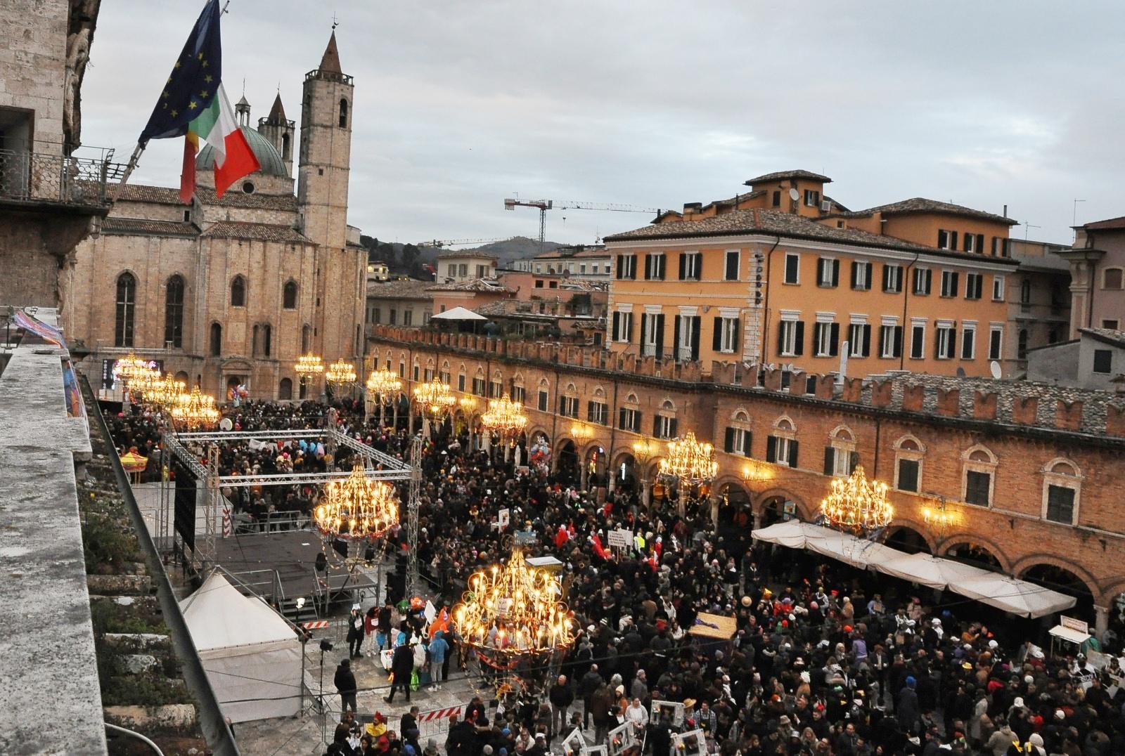Carnevale di Ascoli, il centro invaso da maschere e visitatori: gli appuntamenti conclusivi fino alla cerimonia di premiazione