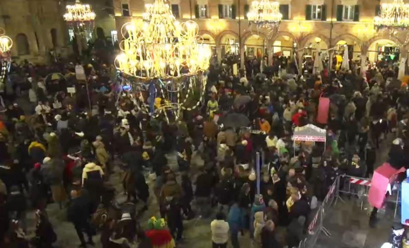 Il Carnevale di Ascoli recupera nel pomeriggio di domenica con lo scemare della pioggia, ora si spera nel bel tempo di martedì