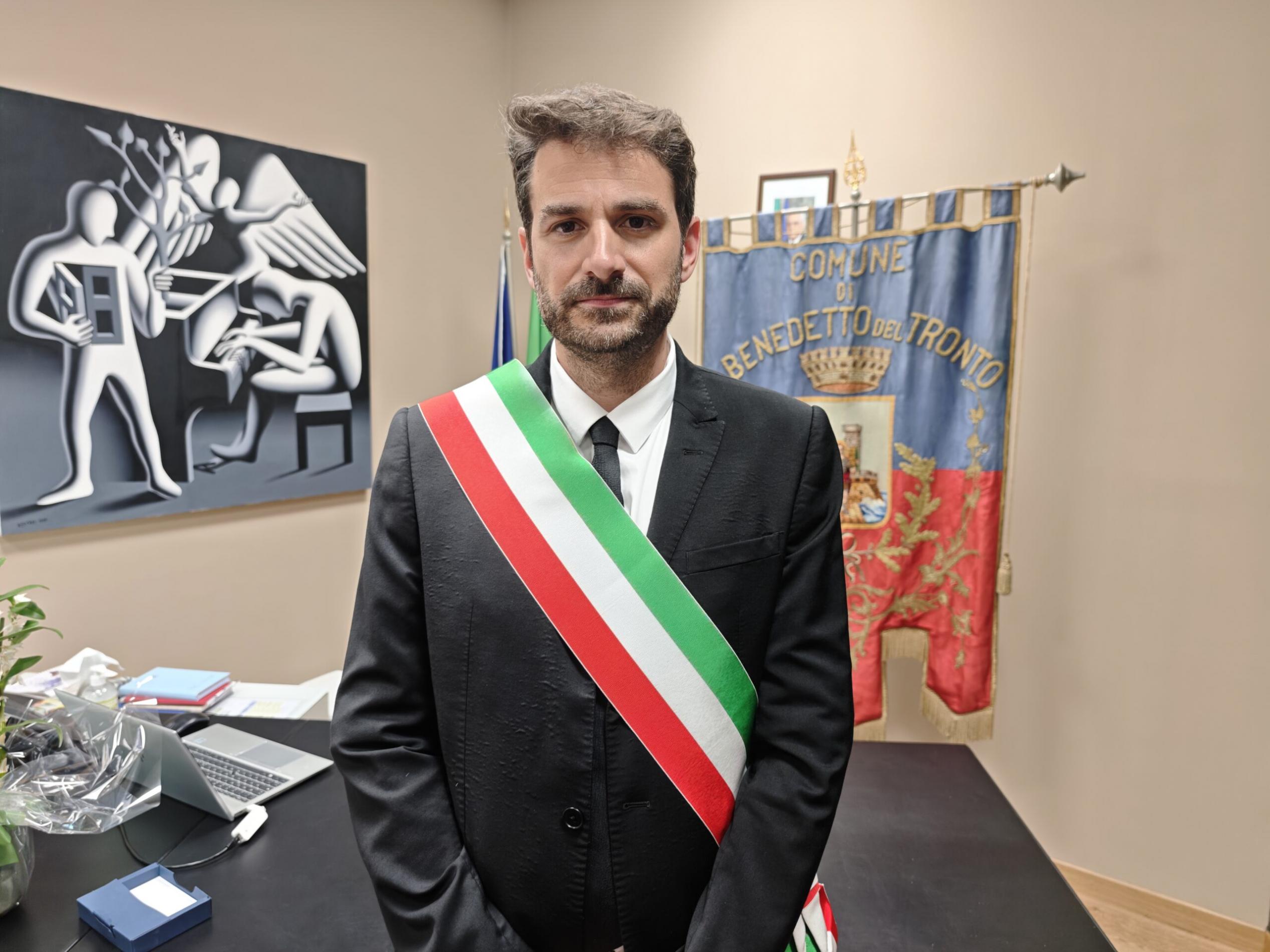 Il neo sindaco Nicola Mozzoni si è insediato in Comune a San Benedetto del Tronto