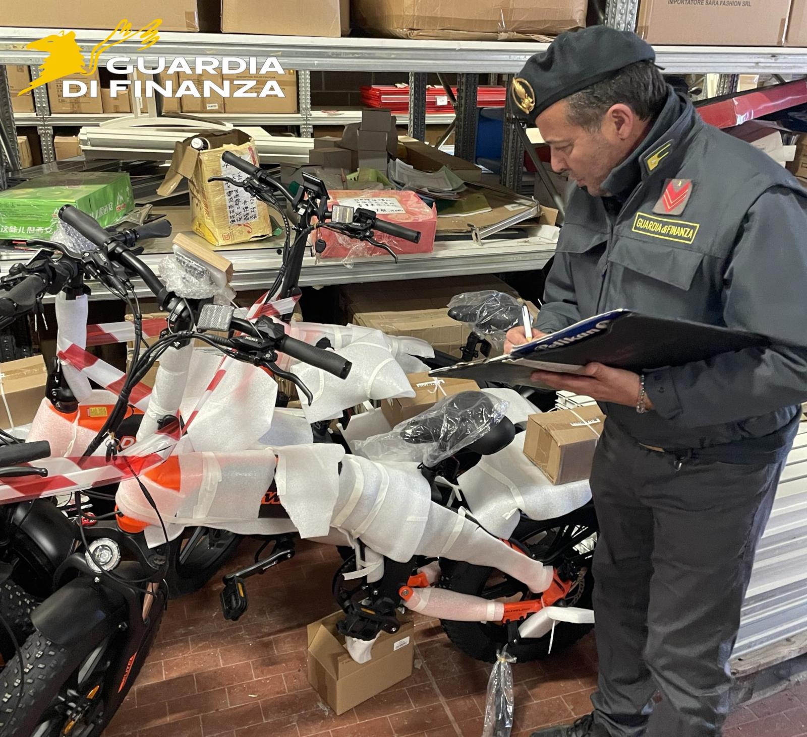 Le Fiamme gialle hanno sequestrato 72 e-bike contraffatte e non sicure, pronte ad essere immesse sul mercato