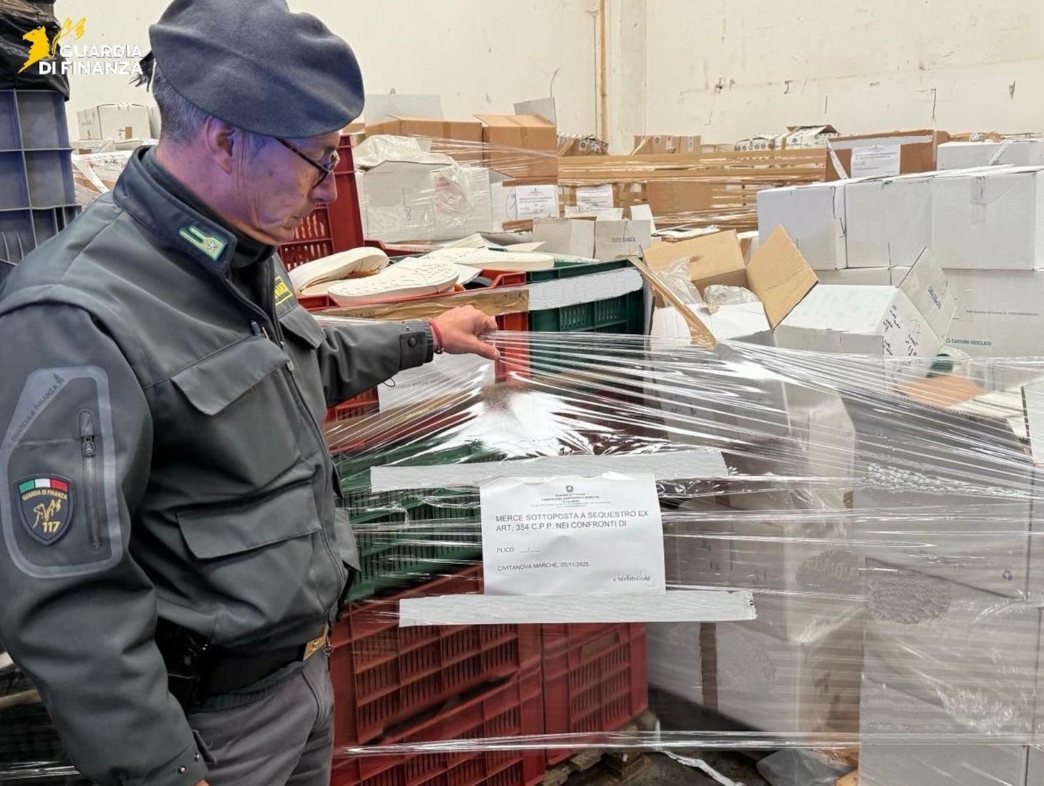 Operazione anticontraffazione nel settore calzaturiero. Sequestrati oltre 51.000 fondi di suole e scarpe riportanti marchi di note case di moda