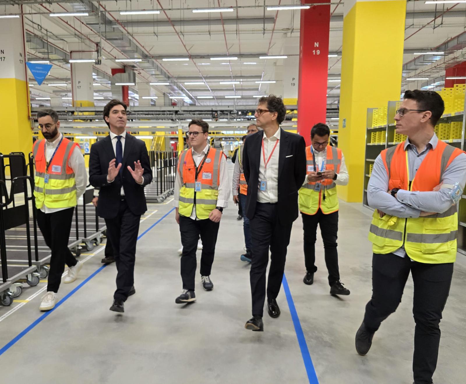 Il presidente della Regione Marche Francesco Acquaroli in visita al nuovo centro di distribuzione Amazon di Jesi che sarà operativo da luglio