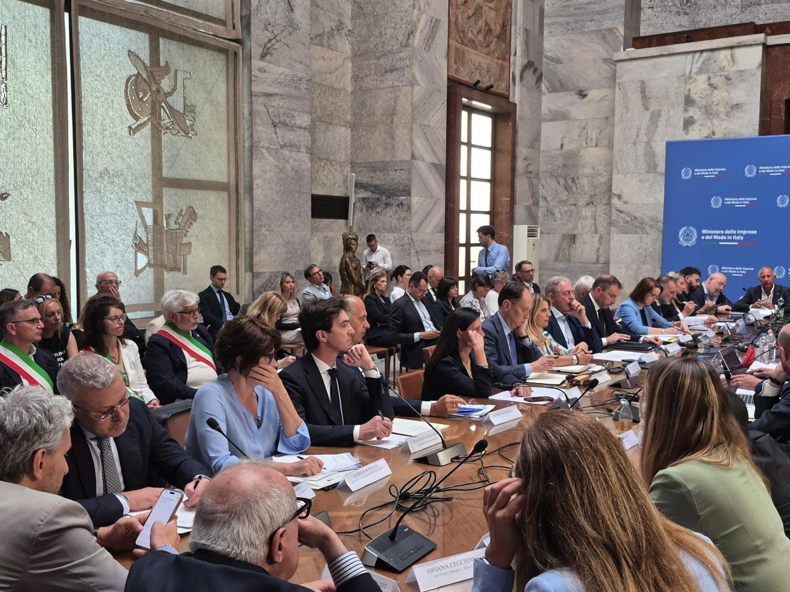 Electrolux, al Mimit si apre una fase di confronto: stop al piano per 50 giorni. Acquaroli: «Salvaguardare occupazione e competitività del sito»  