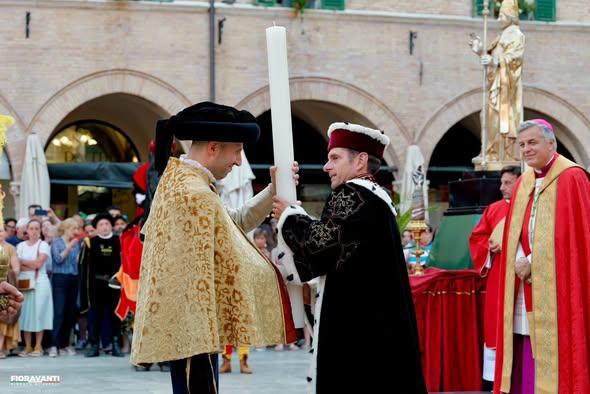 Quintana di Ascoli Piceno: la benedizione dei ceri in Piazza del Popolo