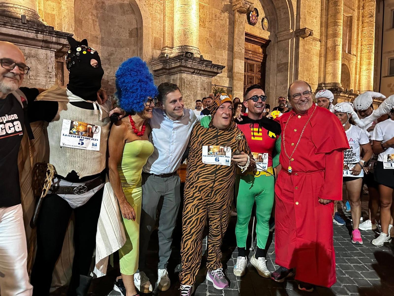 Torna la 'Corsa di Homer', tutto sold out per la gara in maschera che animerà in centro storico: appuntamento domani alle ore 21