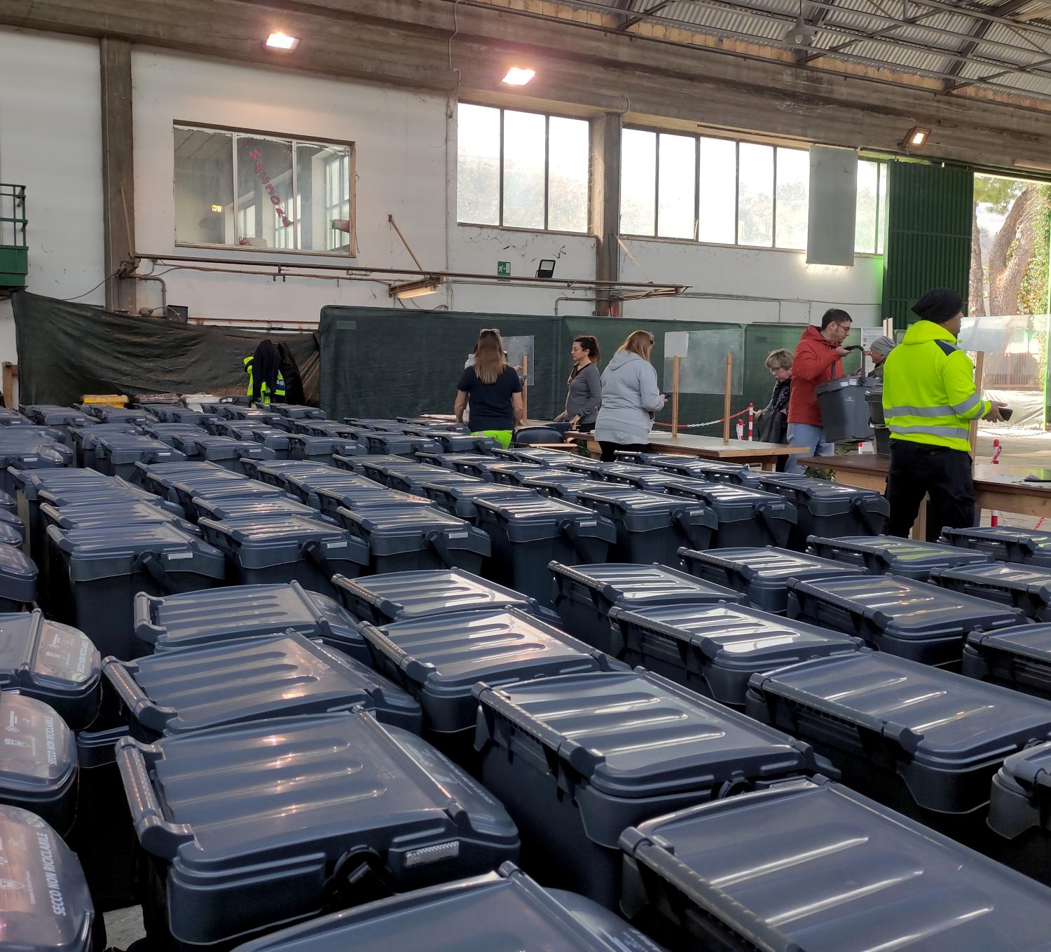 Ascoli Servizi Comunali: distribuiti circa 13.000 sacchi e mastelli per la raccolta differenziata. Da giugno nuove modalità per il conferimento del secco