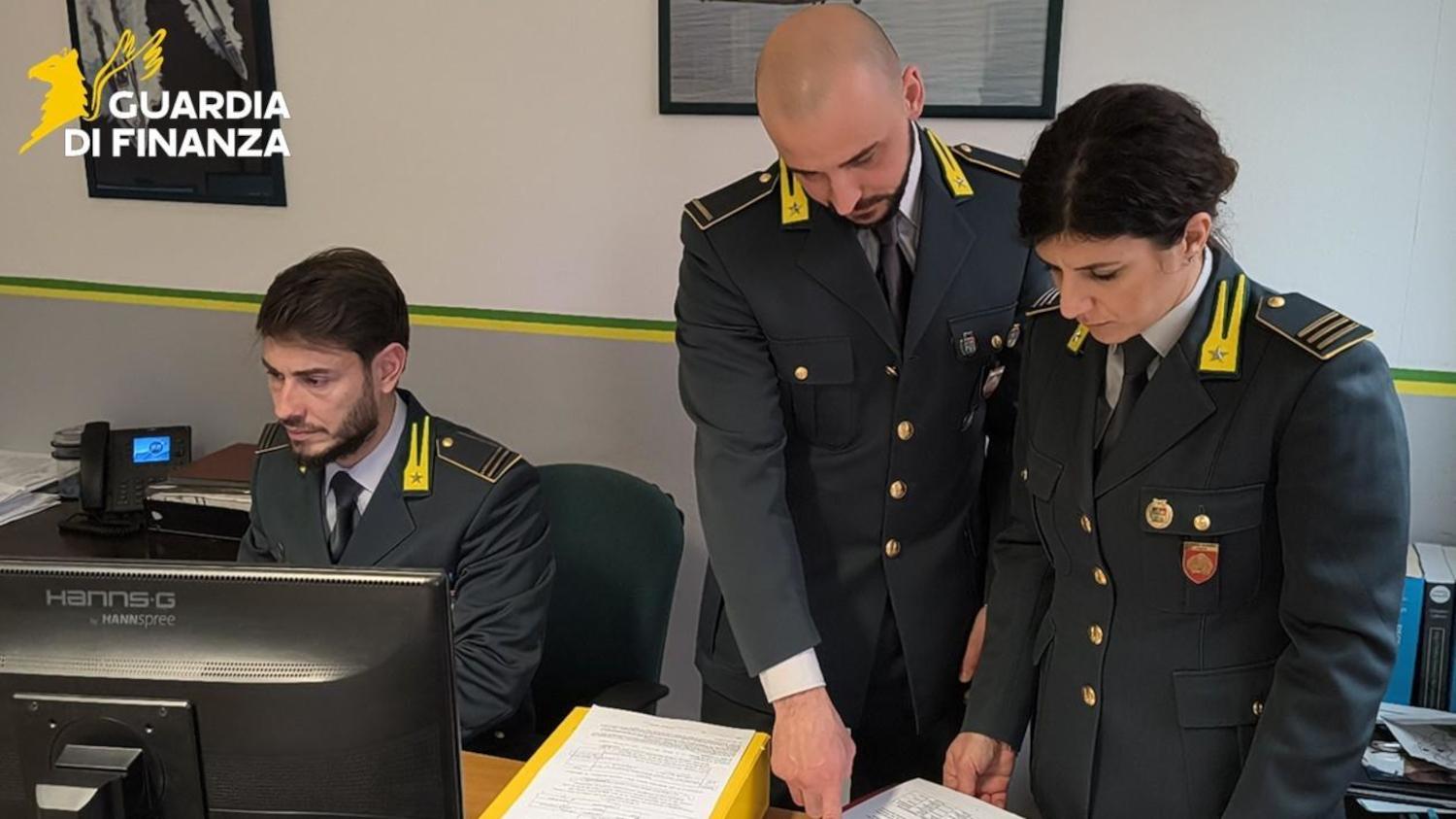 Chiesto rinvio a giudizio per organizzazione criminale dedita a estorsioni e truffe a oltre 1.200 donne anziane nel settore delle vendite 'porta a porta'
