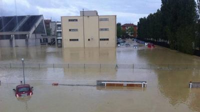 Muore in casa perché l'ambulanza è bloccata dall'alluvione