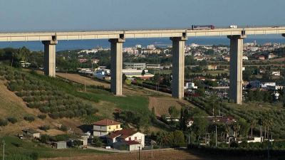 Auto vola dal viadotto dell'A14, due morti e un ferito grave