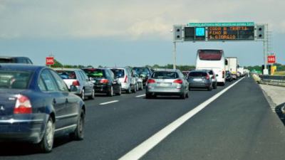 Vola nella scarpata e muore dopo tamponamento sull'A14