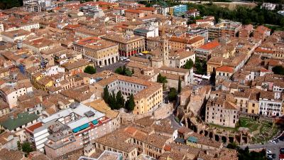 Studenti spagnoli tentano di rubare tetto di un gazebo