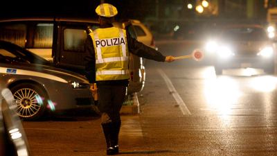 Auto contro sbarra del parcheggio per sfuggire alla Polstrada