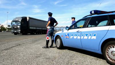 Camionista guida sotto effetto droga, patente ritirata