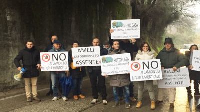 Successo del blocco stradale contro i camion dei rifiuti