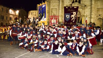 Gli sbandieratori di Porta Romana sbaragliano gli avversari