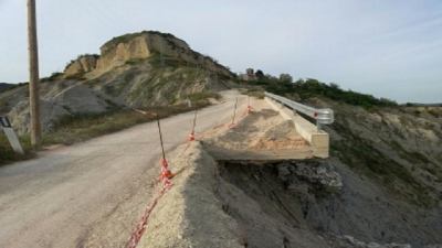 Cittadini della frazione di Porchiano infuriati per la strada franata da mesi