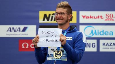 Ruffini vince il mondiale di nuoto e chiede ad Aurora di sposarlo