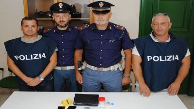 Oltre 1 chilo di droga nella portiera dell'auto, la polizia arresta lo spacciatore