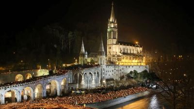 Piccola  statua della Madonna di Lourdes intatta dopo incendio