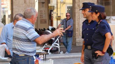 Poliziotti di quartiere bloccano ladro e restituiscono il portafoglio ad un ambulante