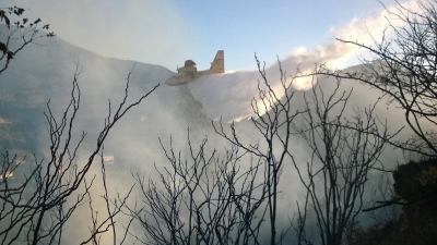 Vasto incendio alle pendici della Fortezza Pia