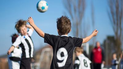 Stop ai colpi di testa nel calcio per i bambini sotto i 10 anni