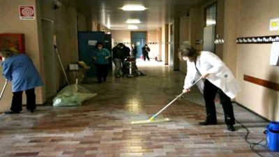 Pulizie nelle scuole, l’odissea delle lavoratrici