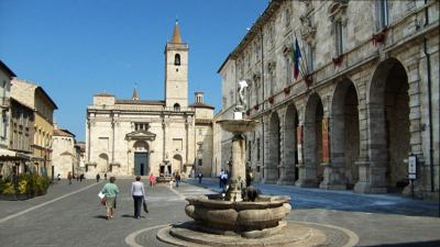 Protesta dei commercianti per la chiusura del mercatino a piazza Arringo