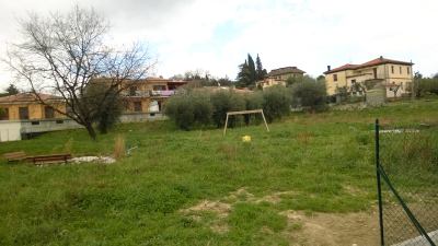 E' pubblica l'area verde attrezzata, ma chiusa, in via Begonie a Monticelli?