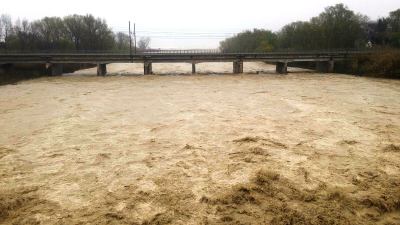 Maltempo nelle Marche, due famiglie evacuate a Fermo, chiusi alcuni tratti stradali locali.