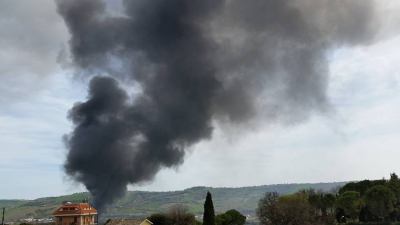 Violento incendio alla Italpannelli