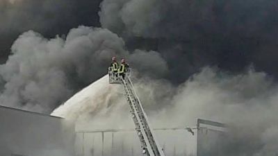 Incendio alla Italpannelli, distrutta dalle fiamme una parte di un capannone