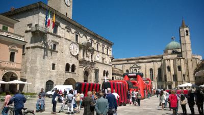 Piazza del Popolo insultata dal cattivo gusto