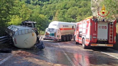 Salaria bloccata dal ribaltamento di una cisterna carica di olio